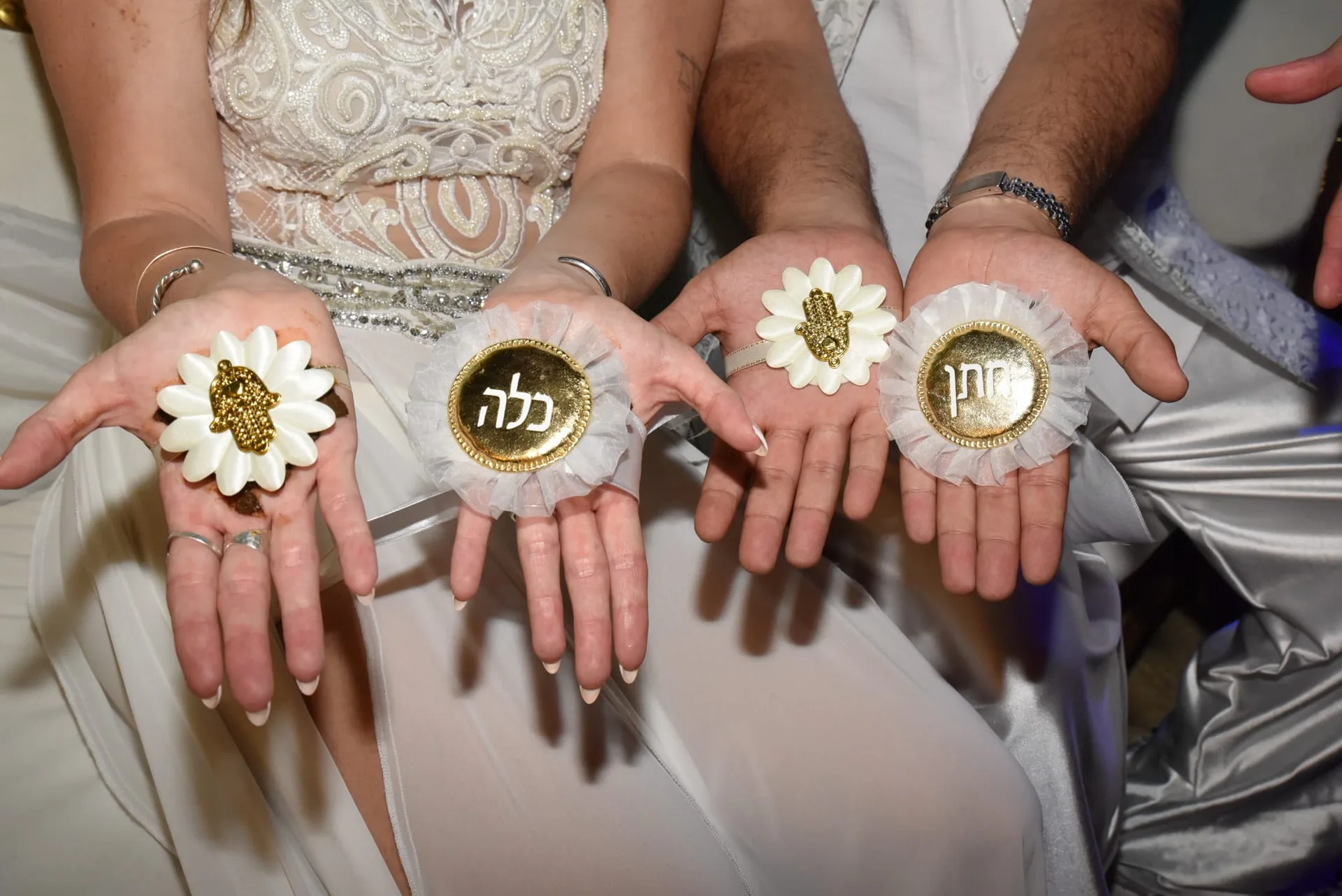 כפות ידי חתן וכלה עם קישוטי חינה וחמסות